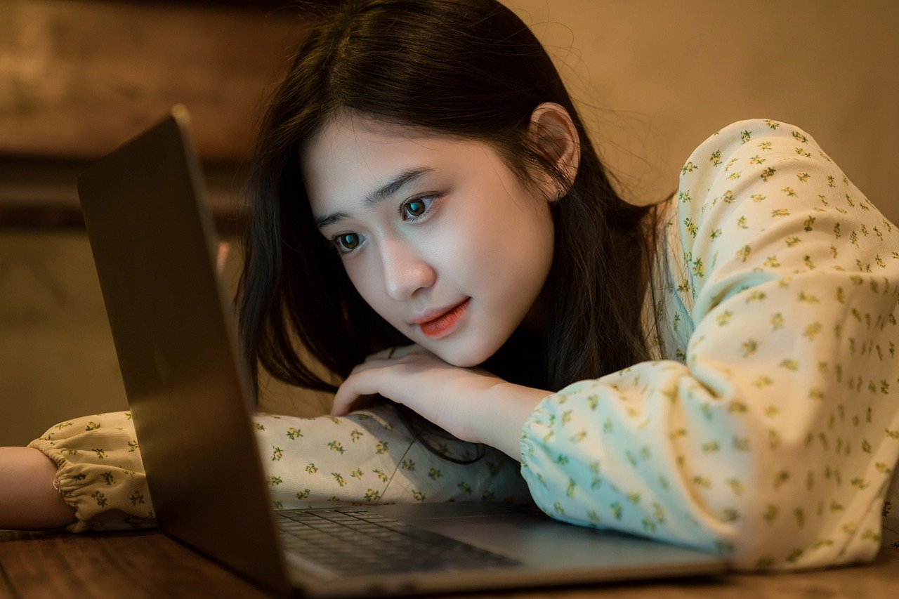 How to Maintain Safety in Online Relationships